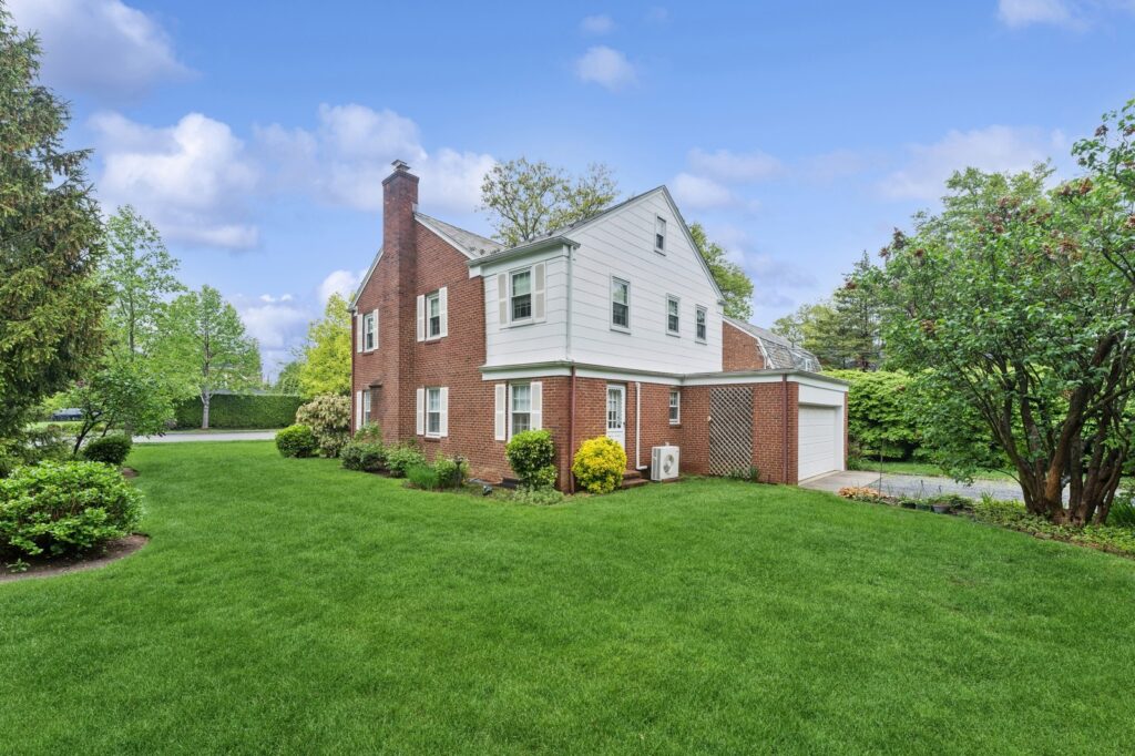 10_94StratfordAve_2010_Large 10_94StratfordAve_2010_Large