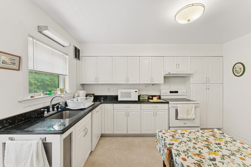 19_94StratfordAve_2019_Large 19_94StratfordAve_2019_Large