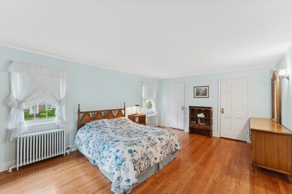 27_94StratfordAve_2027_Large 27_94StratfordAve_2027_Large